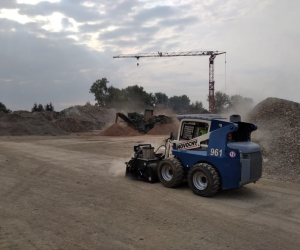 Nakladač Novotný v boji proti prachu a znečištění cesty v recyklačním závodě