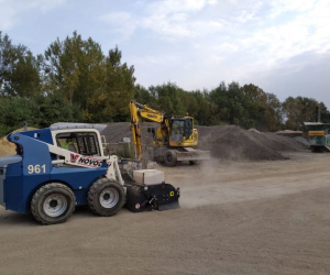 Nakladač Novotný v boji proti prachu a znečištění cesty v recyklačním závodě