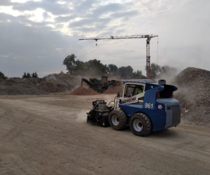 Nakladač Novotný v boji proti prachu a znečištění cesty v recyklačním závodě